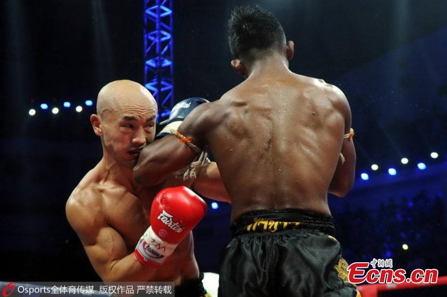 Yi Long thi đấu chẳng khác nào một VĐV Boxing thực thụ Yi Long thi đấu chẳng khác nào một VĐV Boxing thực thụ