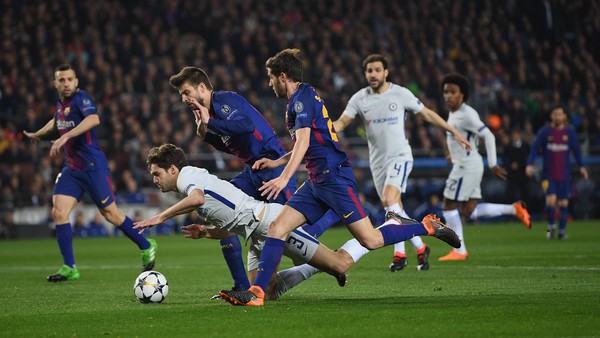 Ballack tố "bóng ma trọng tài" khiến Chelsea mất oan phạt đền