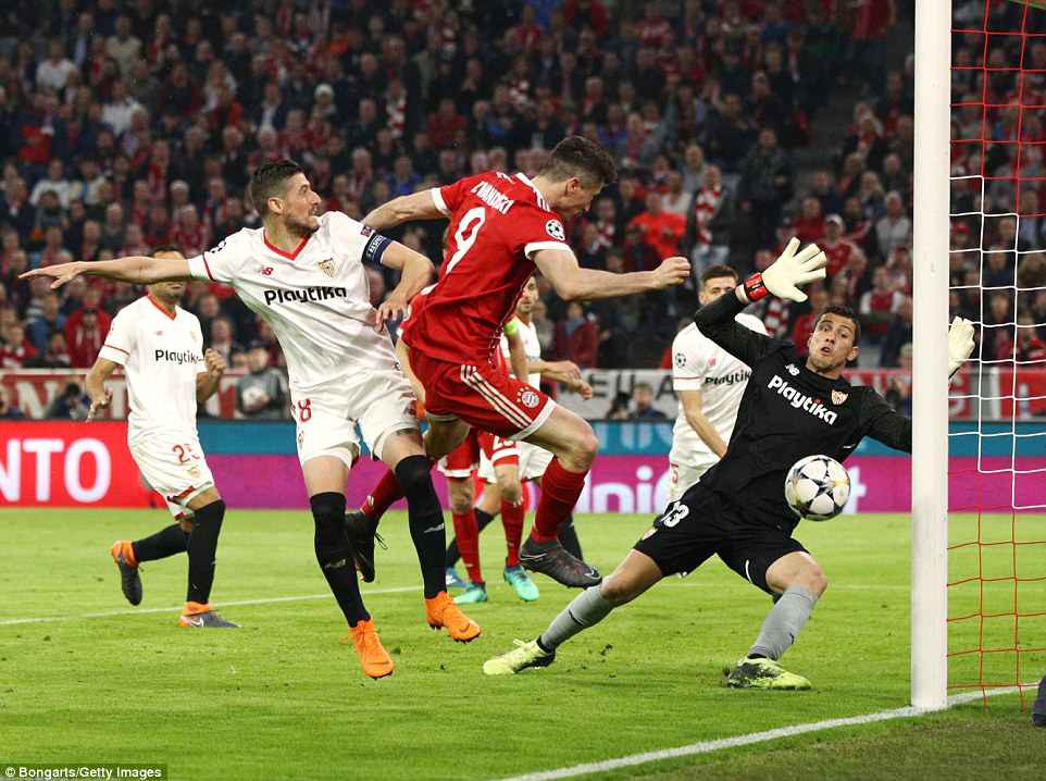 Bayern Munich nhẹ nhàng vào bán kết mà... không cần hạ Sevilla