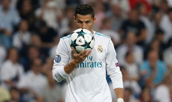 Bị chê hạn hán bàn thắng, Ronaldo lập ngay siêu phẩm bằng... vai