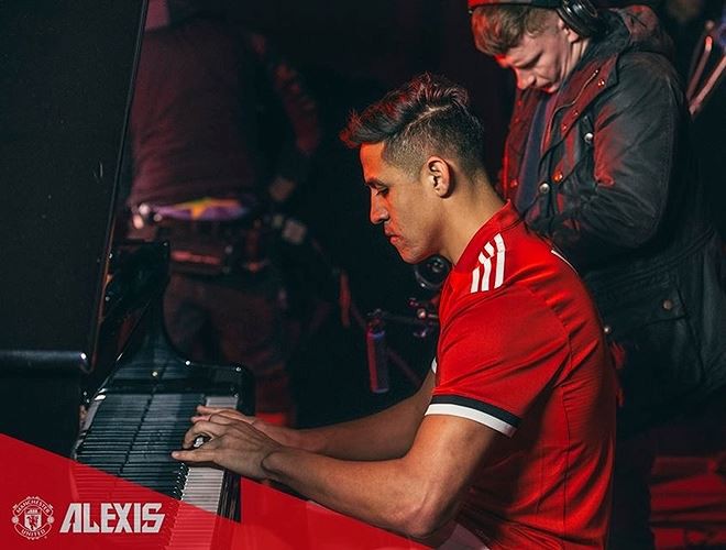 Tiết lộ hậu trường Alexis Sanchez trình diễn piano làm "tan chảy" trái tim CĐV Man Utd