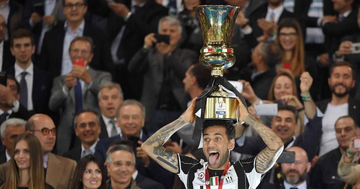 Dani Alves: Không cần làm Hoàng đế, chỉ sống với đam mê!