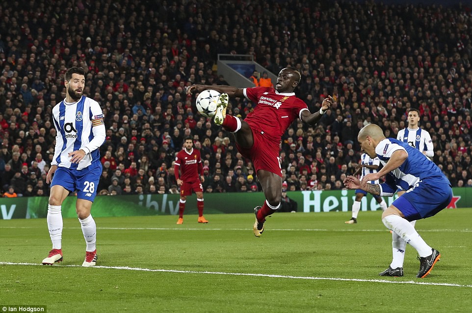 Ém quân chờ MU, Liverpool vẫn dễ dàng vào tứ kết Champions League sau 9 năm
