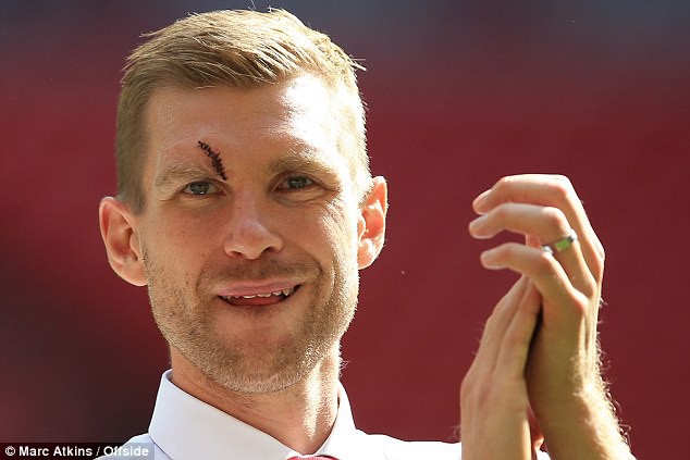 Gary Cahill thoát tội dù đánh chảy máu mặt đội trưởng Arsenal