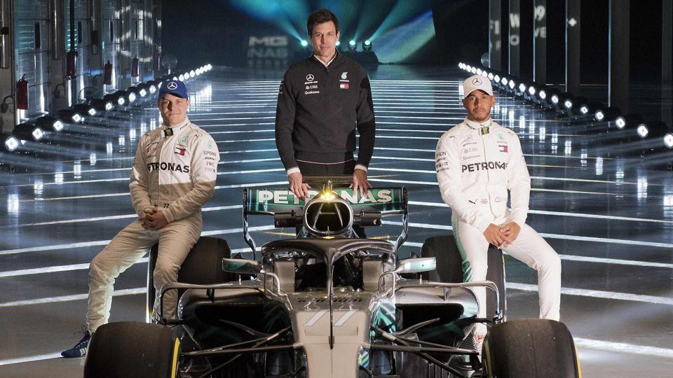 Lewis Hamilton hờn dỗi, Mercedes tá hỏa tuyển tay đua mới