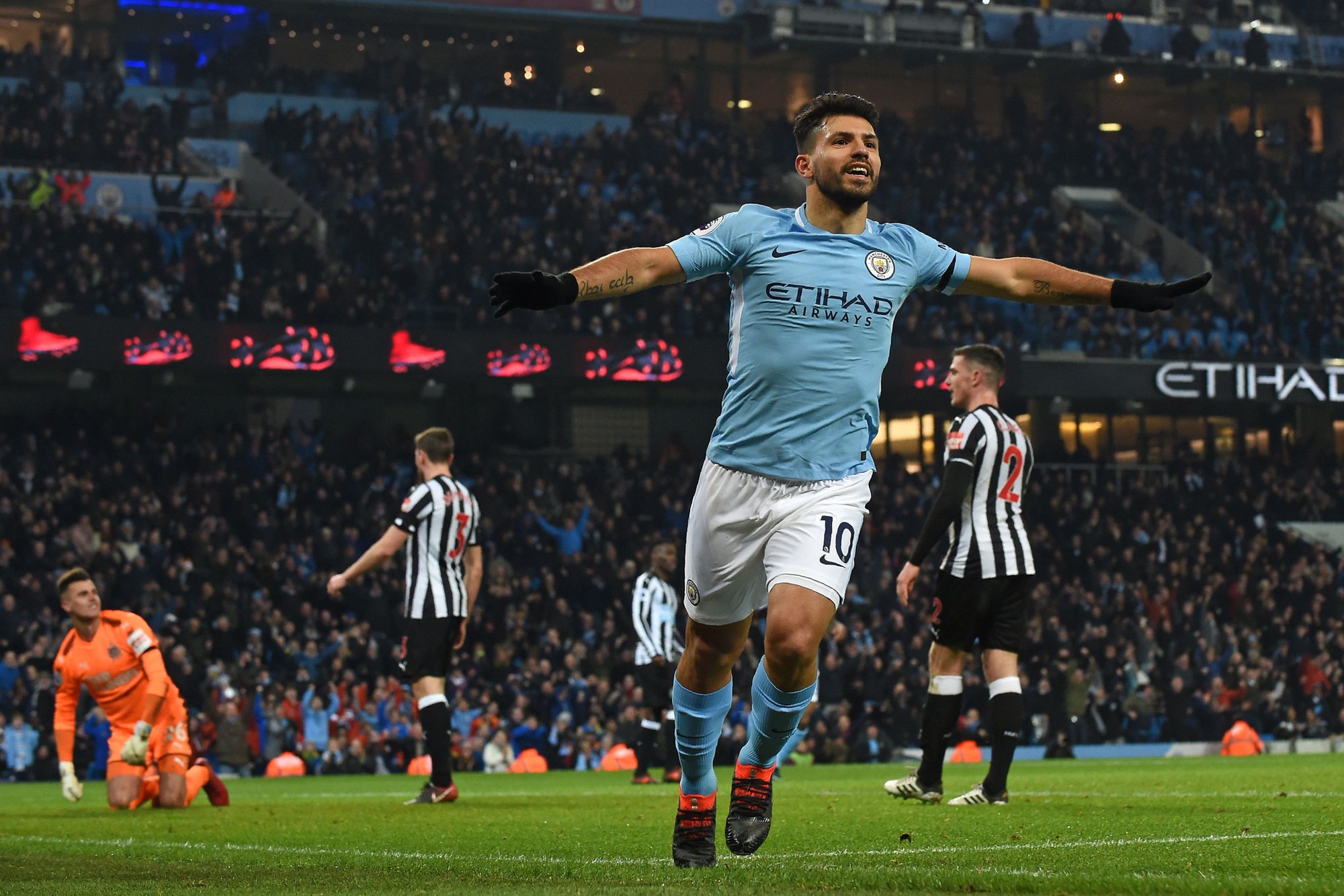 Sốc với "hiệu suất ghi bàn điện giật" giúp Man City hạ Newcastle