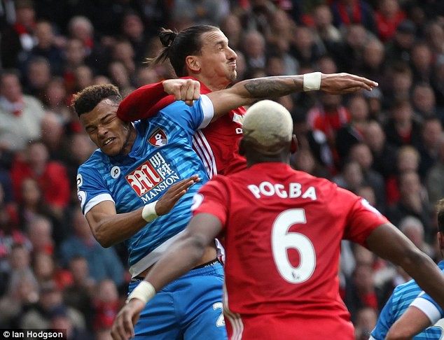 Chính thức: Ibrahimovic bị treo giò 3 trận vì đánh cùi chỏ