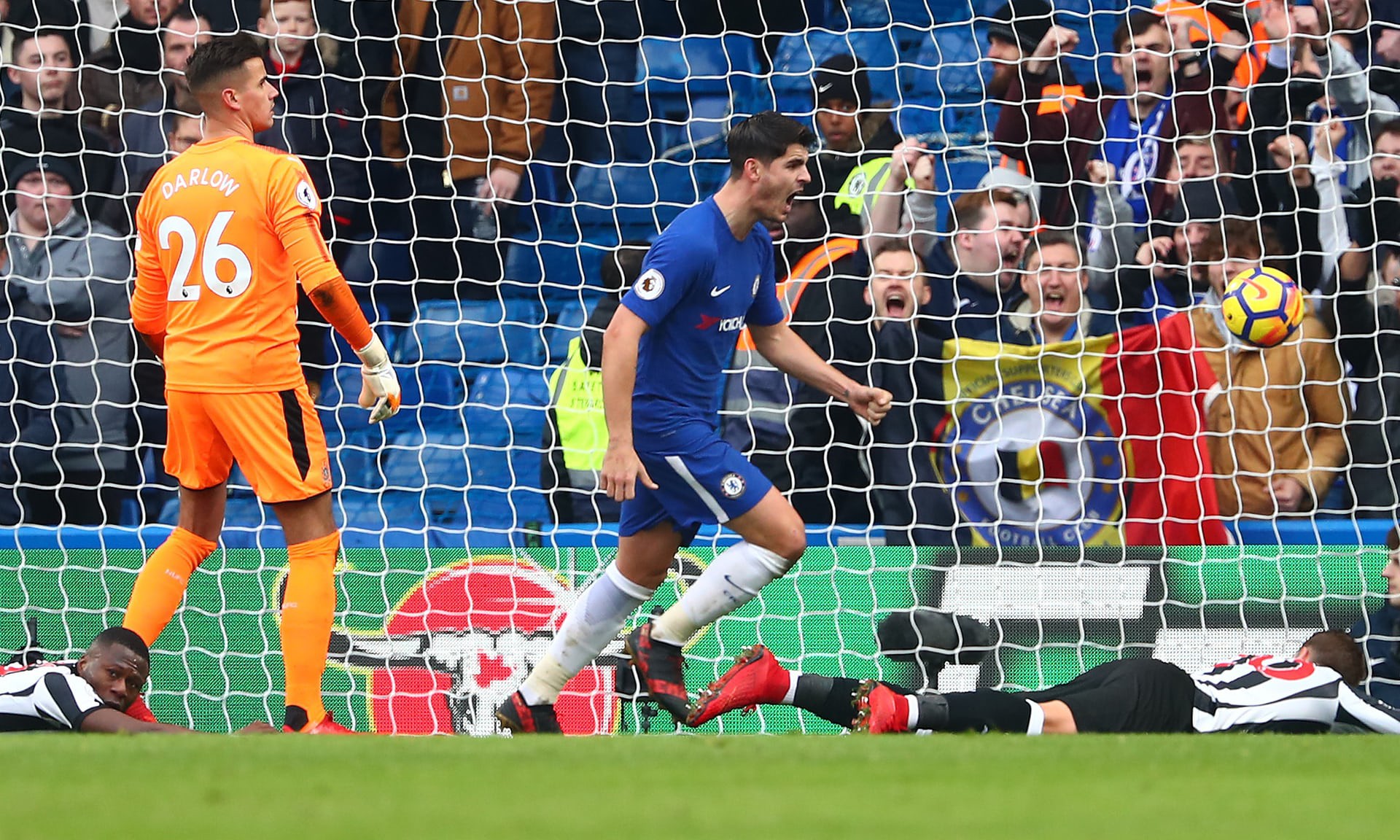 Kết quả bóng đá: “Vua đánh đầu” Morata giúp Chelsea ngược dòng hạ Newcastle