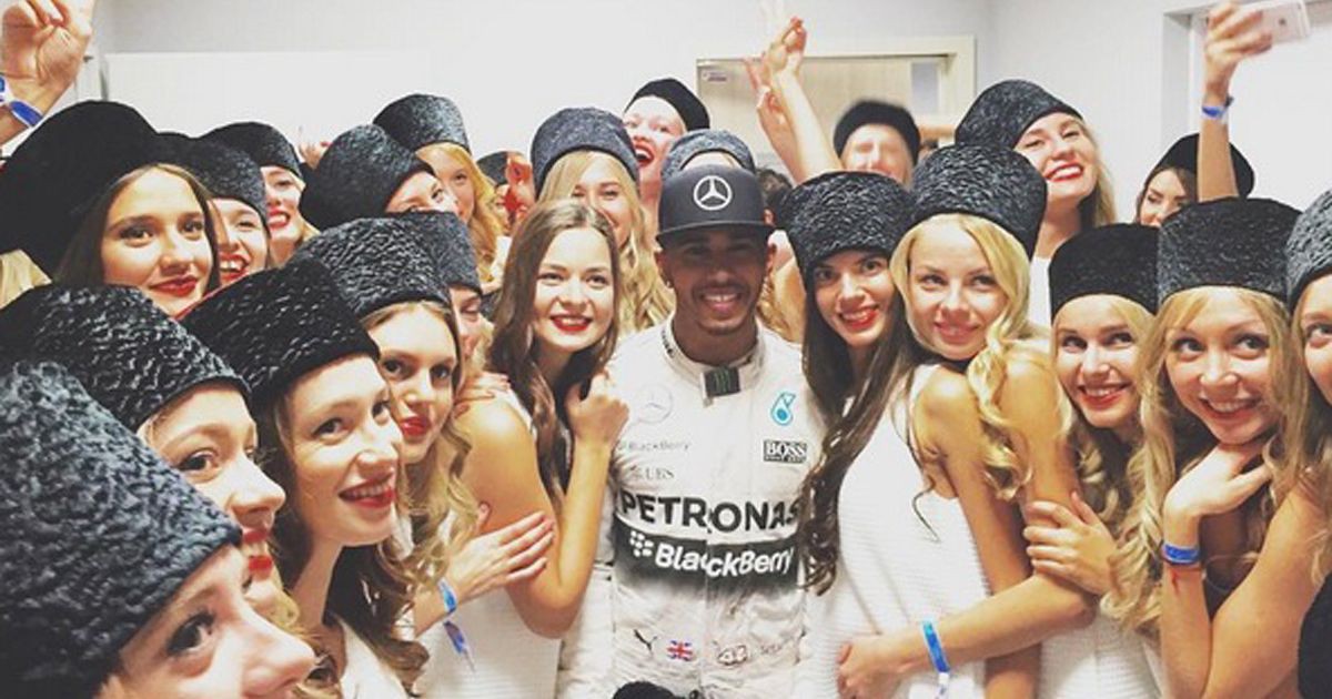 Lewis Hamilton sợ bị xao nhãng bởi hotgirl trên đường đua