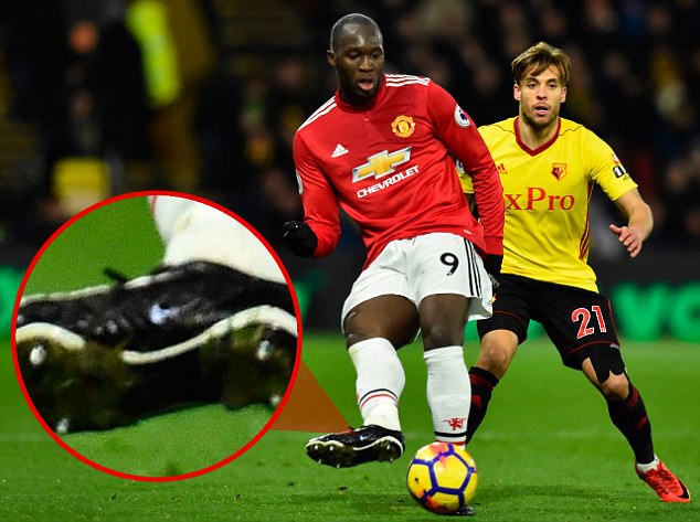 Mourinho tiết lộ Lukaku mất vận đỏ ghi bàn vì... đi giày đen