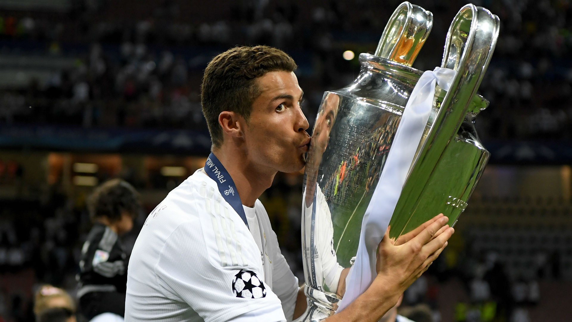 Ronaldo “vơ vét” danh hiệu như thế nào trong 372 ngày?