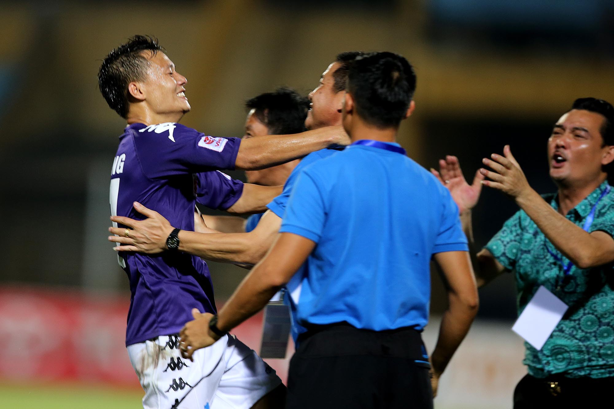 Thành Lương lập siêu phẩm, HN.T&T đánh bại SHB.ĐN ở trận "derby nhà bầu Hiển"