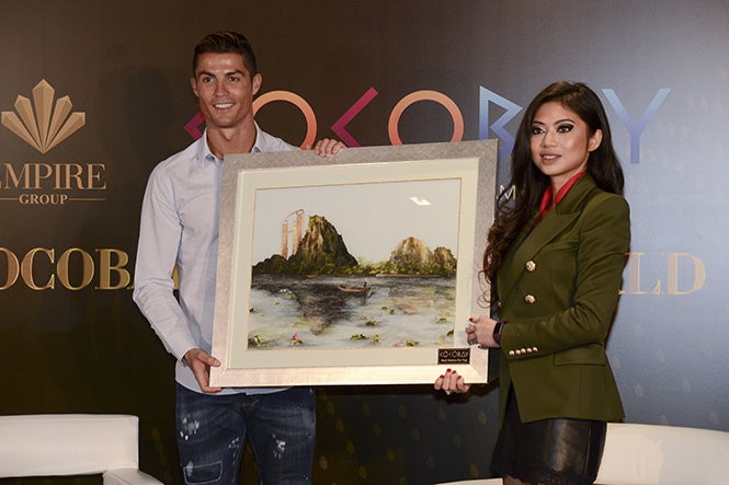 Thuê... Ronaldo theo tiếng hết bao nhiêu tiền?