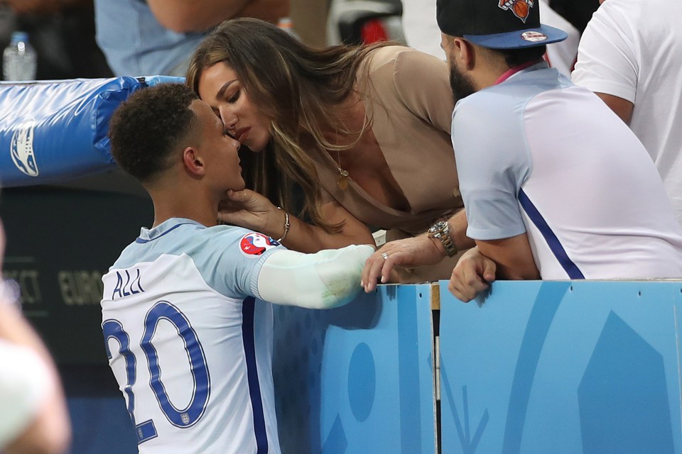 Tin bóng đá ngày 1/10: Tuyển Anh được thả cửa... sex ở World Cup