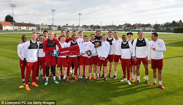 Tin bóng đá ngày 1/5: Mo Salah giành thêm giải thưởng cao quý