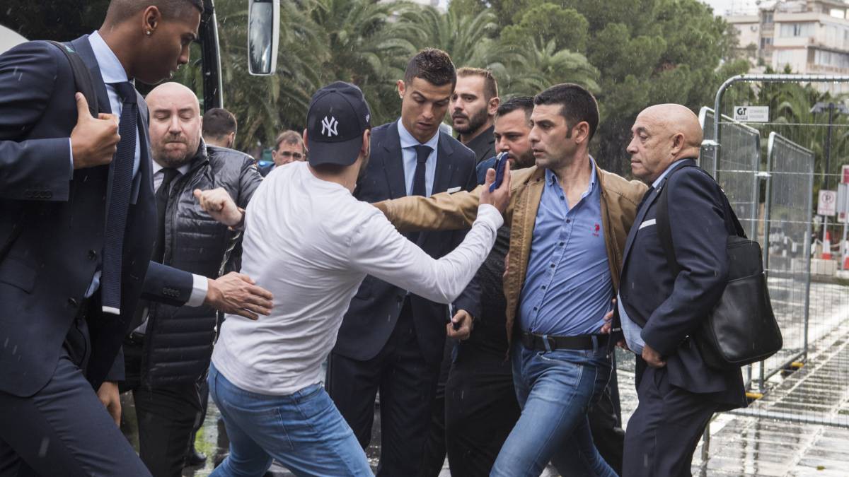 Tin bóng đá ngày 20/11: CĐV quá khích giả làm phóng viên "tấn công" Ronaldo