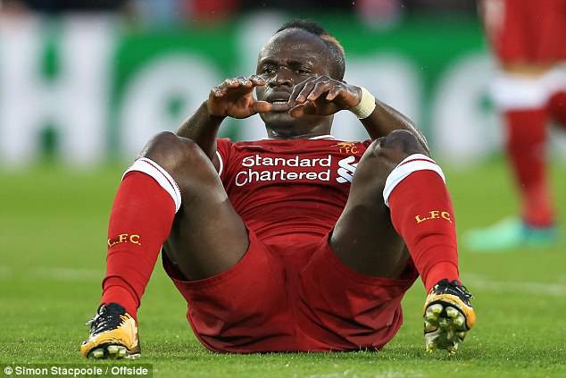 Tin bóng đá ngày 26/4: Sadio Mane gây sốc khi... thăm bệnh viện