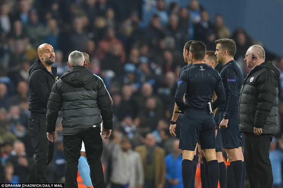 Trọng tài "tiêu diệt" Man City như thế nào ở 2 trận gặp Liverpool?