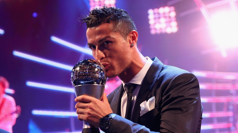 Ronaldo lần thứ 2 liên tiếp là "Cầu thủ xuất nhất năm 2017 của FIFA"