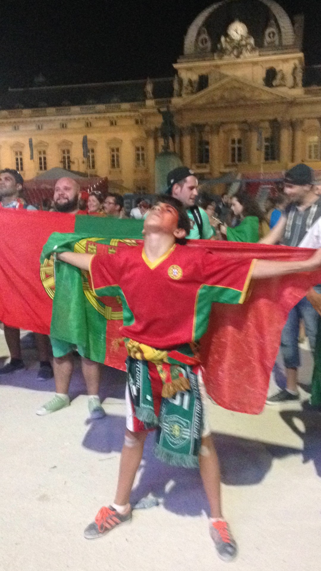 Từ Paris: Màn ăn mừng ngập tràn cảm xúc của CĐV Bồ Đào Nha