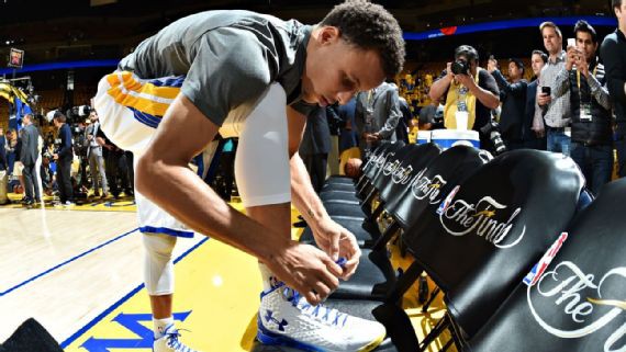 Tuột… giày, “tai nạn” dở khóc dở cười ở NBA