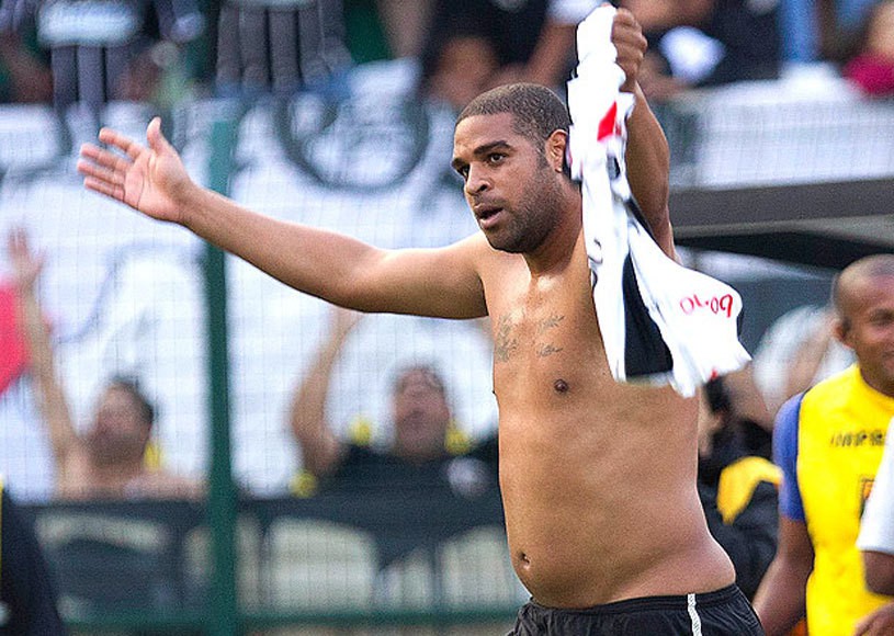 "Hoàng đế" Adriano nhập viện, nghi cắt tay tự sát ở quê nhà Brazil