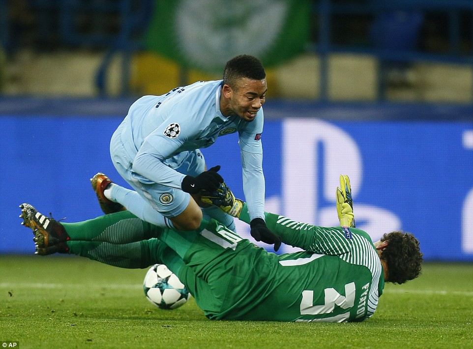 Video: Aguero ghi bàn phút cuối, Man City vẫn vấp ngã sau 227 ngày