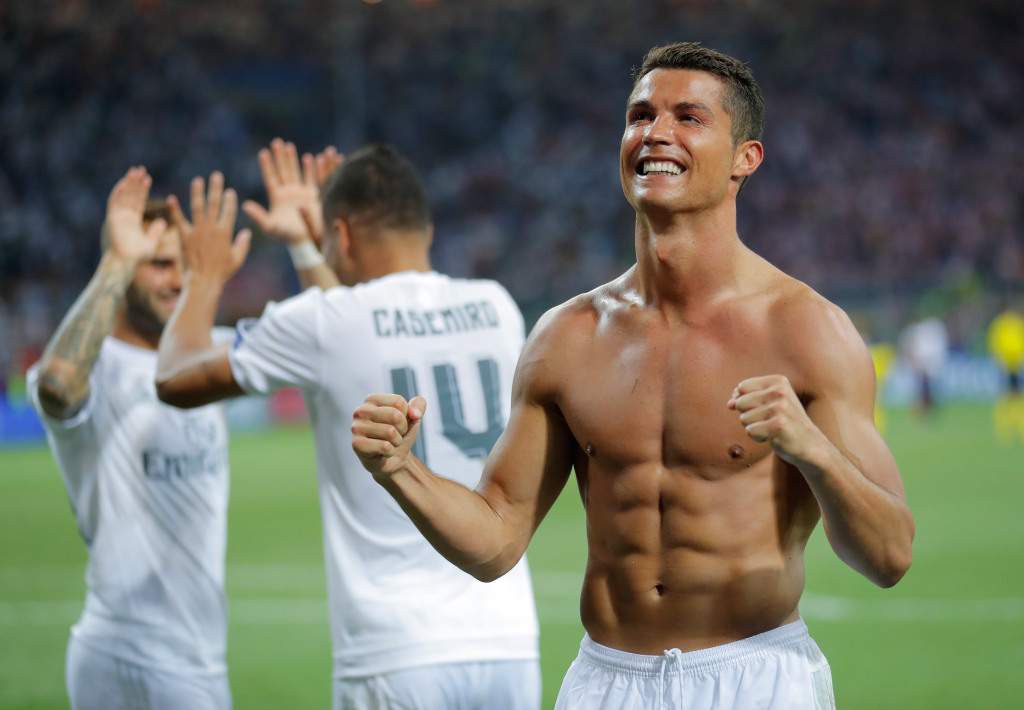 Video: Ronaldo hé lộ cách tập để có cơ bụng 6 múi, đùi cơ bắp