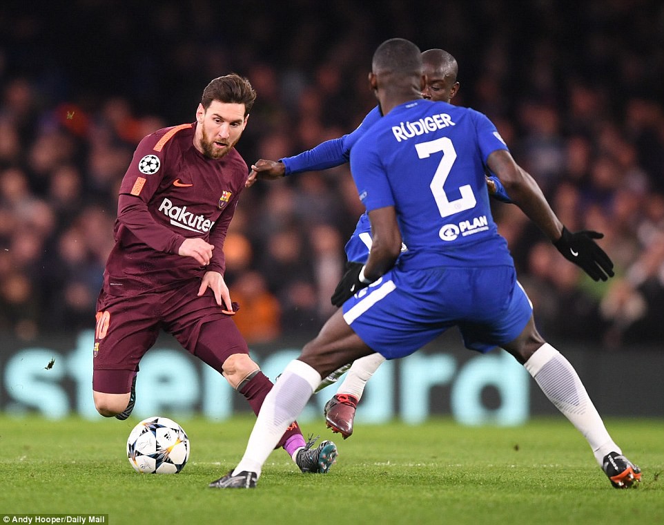 Video: Willian lập siêu phẩm, Messi vẫn giúp Barca thoát hiểm
