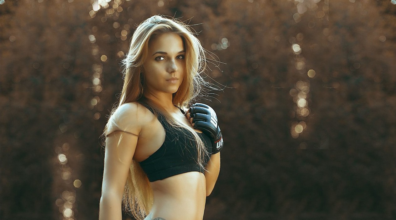 Video MMA: Nữ võ sỹ Muay Thái xinh đẹp dùng tay đập nát quả dừa