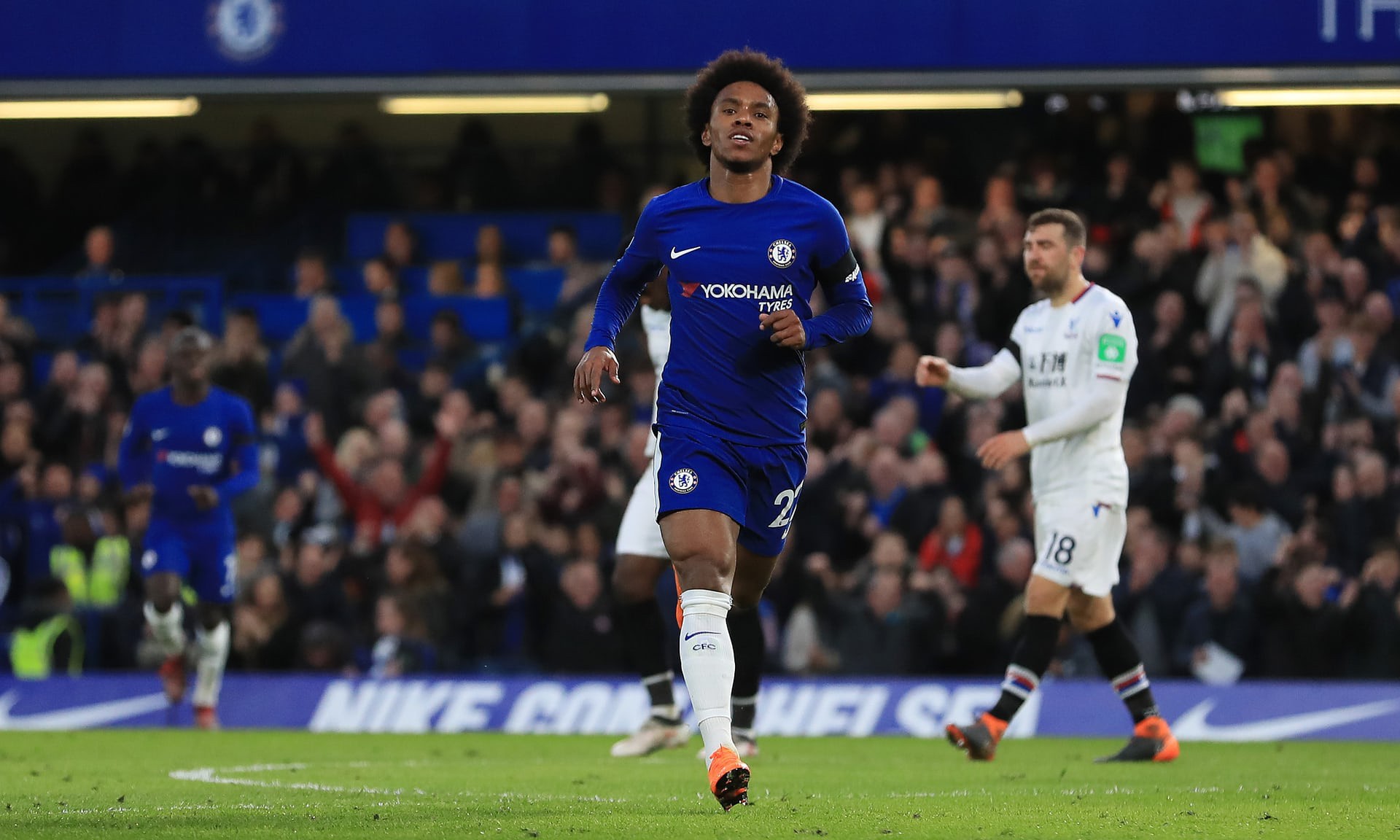 Video: Willian lập kỷ lục ghi bàn, Chelsea đánh bại Palace áp sát Top 4