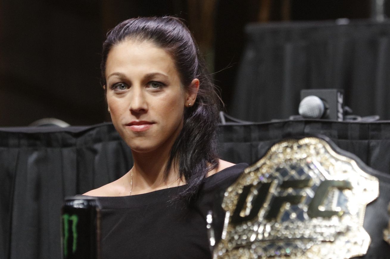 Joanna Jedrzejczyk muốn trở th&agrave;nh v&otilde; sỹ nữ đầu ti&ecirc;n v&ocirc; địch ở 2 hạng c&acirc;n UFC.