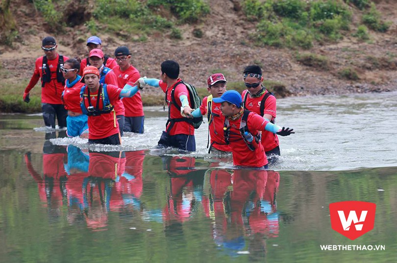 Team The Kong Finders đang vượt qua hang Hung Ton. Ảnh: Hải Đăng.