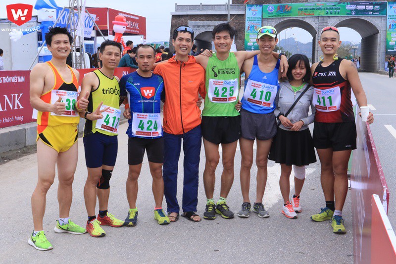 Những VĐV nghiệp dư tham gia chặng 42km. Ảnh: H&agrave; Dương.