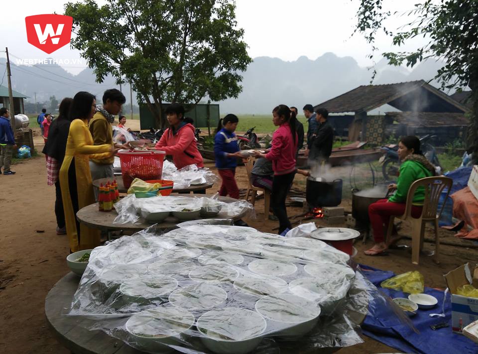 C&aacute;c VĐV nạp năng lượng v&agrave;o buối s&aacute;ng ng&agrave;y 2/4. Ảnh: Nguyễn Đạt