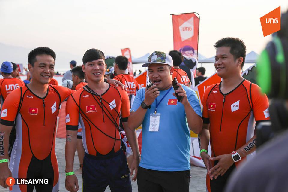 Võ Thanh Tùng luôn được hai người đồng đội hỗ trợ hết mực trong suốt quá trình tham dự Ironman 70.3 Vietnam. Ảnh: VNG. Võ Thanh Tùng luôn được hai người đồng đội hỗ trợ hết mực trong suốt quá trình tham dự Ironman 70.3 Vietnam. Ảnh: VNG.
