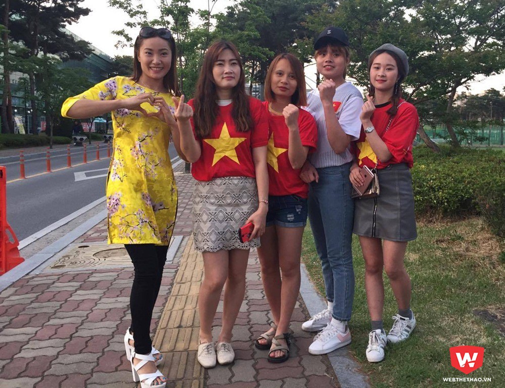 D&ugrave; kh&ocirc;ng được gặp c&aacute;c cầu thủ U20 Việt Nam nhưng nh&oacute;m fan nữ vẫn vui vẻ chụp h&igrave;nh kỷ niệm. B&ecirc;n cạnh đ&oacute;, nh&oacute;m sinh vi&ecirc;n c&ograve;n chuẩn bị sẵn &aacute;o đỏ, sao v&agrave;ng để ủng hộ đội b&oacute;ng qu&ecirc; nh&agrave;. Ảnh: Quang Thịnh.