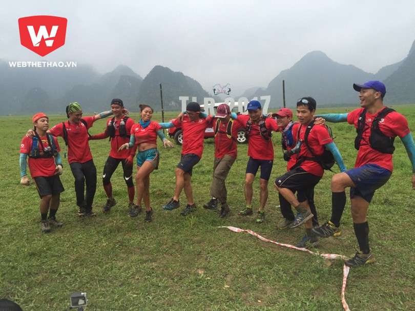 Team The Kong Finders ăn mừng sau khi về đ&iacute;ch đầu ti&ecirc;n trong ng&agrave;y thi đấu h&ocirc;m nay. Ảnh: H&agrave; Dương.