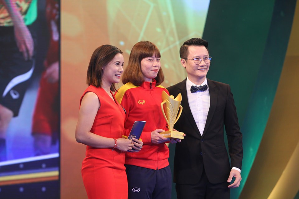 Ca sĩ Hoàng Bách và HLV Văn Thị Thanh trao Cúp Chiến thắng cho hạng mục Đội tuyển của năm Ca sĩ Hoàng Bách và HLV Văn Thị Thanh trao Cúp Chiến thắng cho hạng mục Đội tuyển của năm