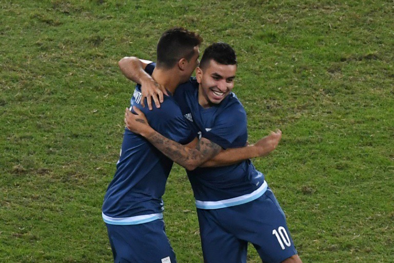 Angel Correa (số 10) giúp Argentina mở tỷ số trước Algeria. Angel Correa (số 10) giúp Argentina mở tỷ số trước Algeria.
