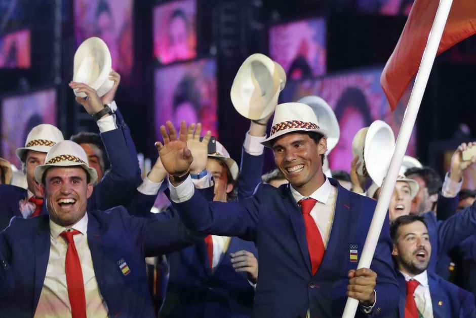 Tay vợt Rafael Nadal là người cầm cờ cho đoàn thể thao Tây Ban Nha. Tay vợt Rafael Nadal là người cầm cờ cho đoàn thể thao Tây Ban Nha.