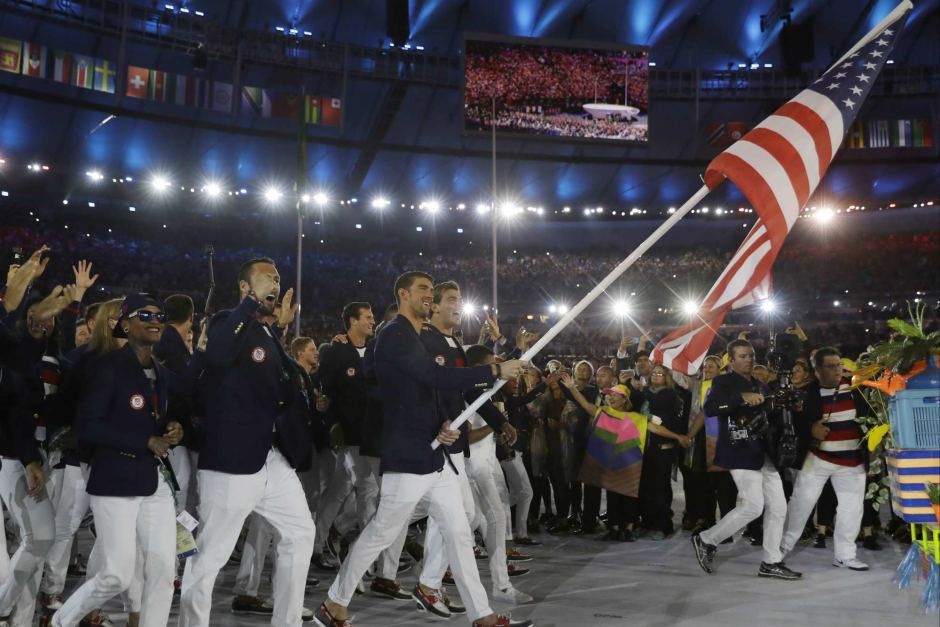 Kình ngư Michael Phelps cầm cờ cho đoàn thể thao Mỹ. Kình ngư Michael Phelps cầm cờ cho đoàn thể thao Mỹ.