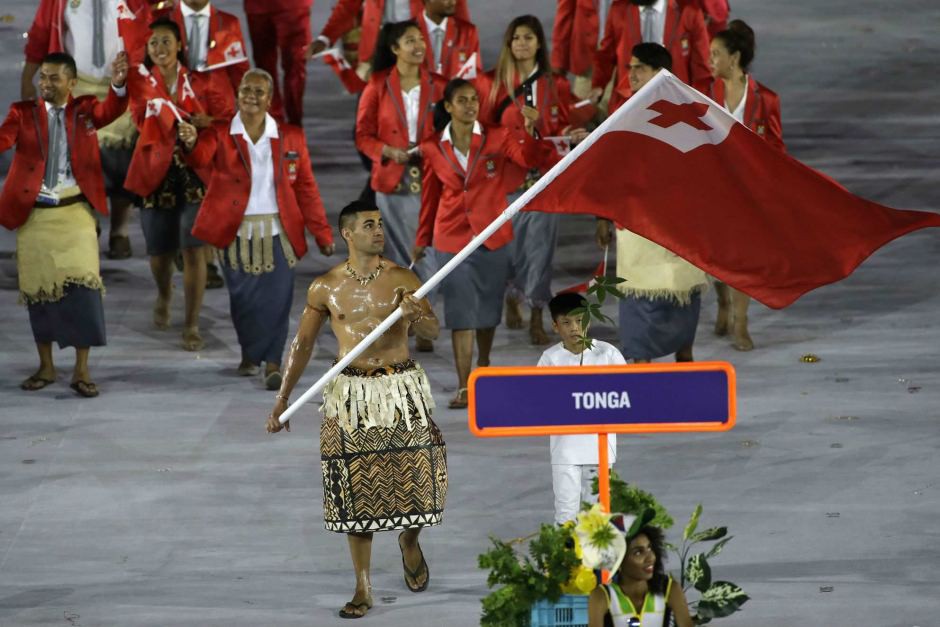 VĐV Pita Nikolas của đoàn thể thao Tonga có lẽ là người cầm cờ gây được sự chú ý nhất. VĐV Pita Nikolas của đoàn thể thao Tonga có lẽ là người cầm cờ gây được sự chú ý nhất.