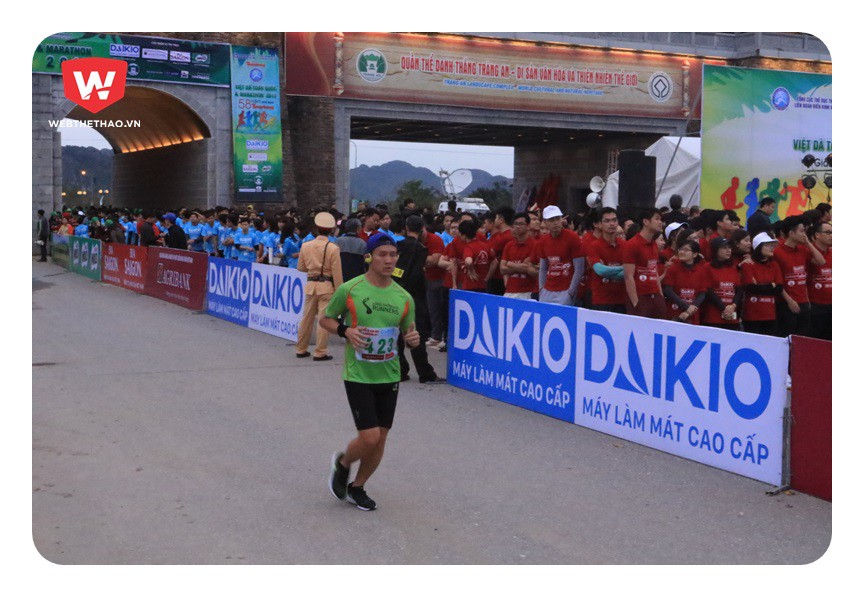 C&aacute;c VĐV tham dự nội dung 42km giải chạy Việt d&atilde; B&aacute;o Tiền Phong 2017. Ảnh: H&agrave; Dương.