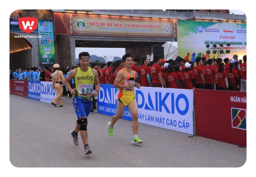 C&aacute;c VĐV tham dự nội dung 42km giải chạy Việt d&atilde; B&aacute;o Tiền Phong 2017. Ảnh: H&agrave; Dương.