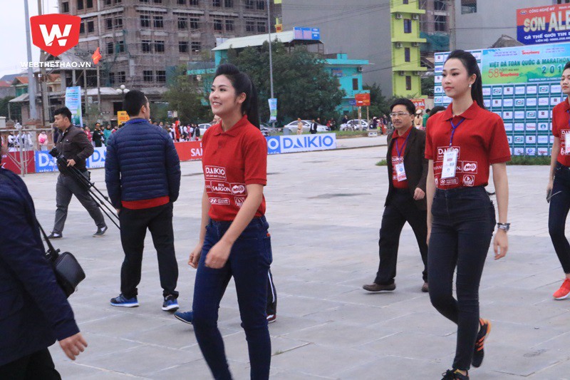 Hoa hậu Ngọc H&acirc;n xuất hiện rạng rỡ tại giải Việt d&atilde; B&aacute;o Tiền Phong 2017. Ảnh: H&agrave; Dương.