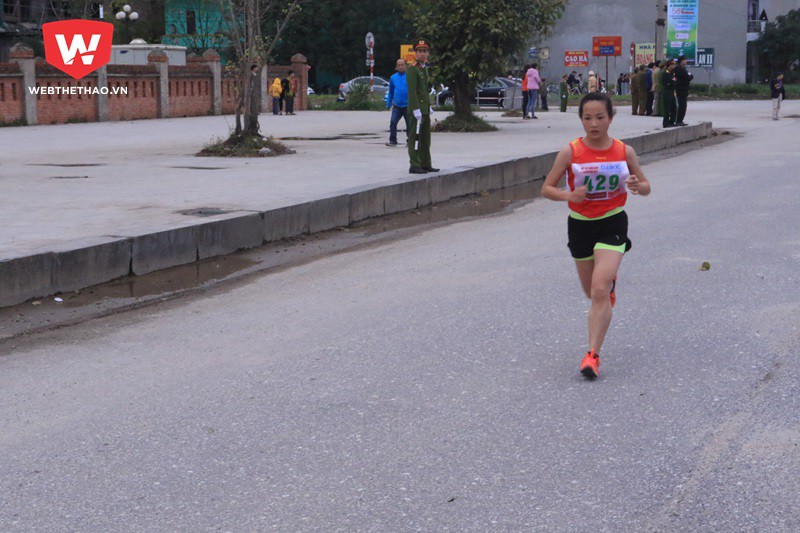 Chỉ c&oacute; duy nhất 4 VĐV nữ tham dự nội dung marathon 42km tại giải lần n&agrave;y. Ảnh: H&agrave; Dương.