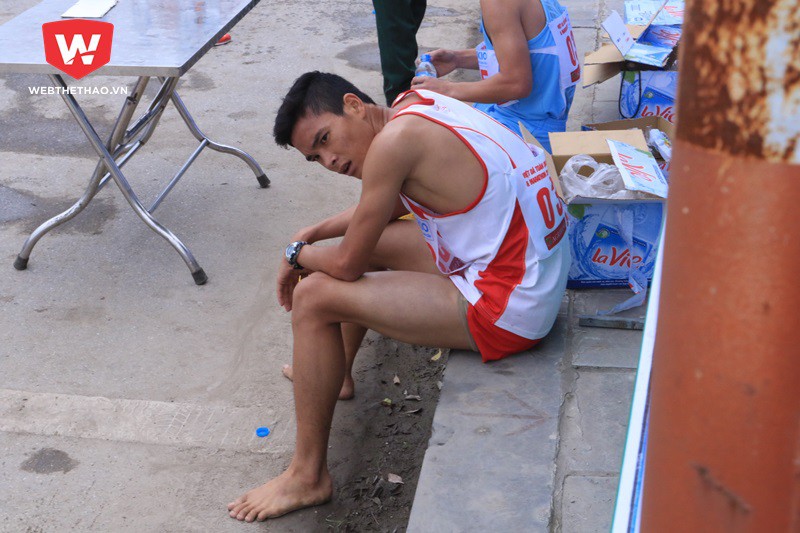Nhiều VĐV nằm gục xuống s&acirc;n v&igrave; kiệt sức ngay sau khi về đ&iacute;ch. Ảnh: H&agrave; Dương.