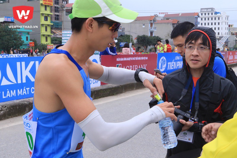 C&aacute;c VĐV tranh thủ uống nước trong khi thực hiện phần thi của m&igrave;nh. Ảnh: H&agrave; Dương.
