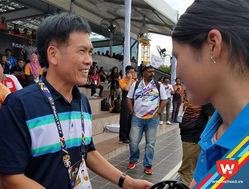 Trưởng đo&agrave;n TTVN, &ocirc;ng Trần Đức Phấn ch&uacute;c mừng th&agrave;nh t&iacute;ch của c&aacute;c nữ cung thủ. Ảnh: Đạt Nguyễn